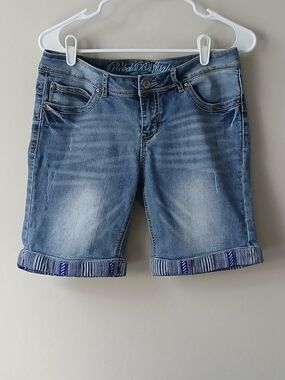 Rebel By Right Light Wash Denim Cuffed Jean Shorts Size 9